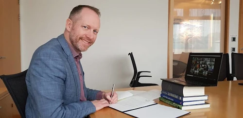 Guðmundur Ingi Guðbrandsson, umhverfis- og auðlindaráðherra, undirritar Bratislava yfirlýsinguna.