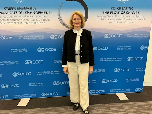 Unnur Orradóttir Ramette, sendiherra Íslands í París og fastafulltrúi gagnvart OECD situr fundinn fyrir Íslands hönd