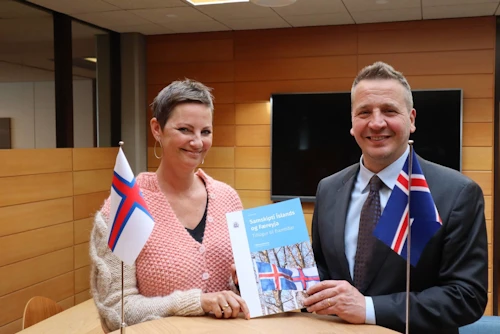 Guðlaugur Þór Þórðarson kynnti Höllu Nolsøe Poulsen, sendimanni Færeyja á Íslandi, skýrsluna.