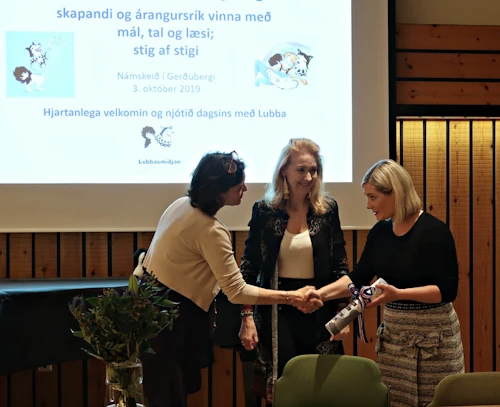Lilja Alfreðsdóttir mennta- og menningarmálaráðherra ásamt Eyrúnu Ísfold Gísladóttur og Þóru Másdóttur talmeinafræðingum og höfundum Lubba-efnisins.