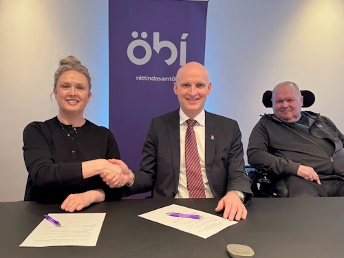Alma Ýr Ingólfsdóttir, formaður ÖBÍ réttindasamtaka og Eyjólfur Ármannsson, samgöngu- og sveitarstjórnarráðherra undirrita samkomulagið að viðstöddum Guðjóni Sigurðssyni, formanni MND-samtakanna og verkefnisstjóra átaksverkefnisins.