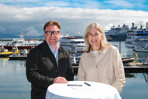 Pétur Þ. Óskarsson framkvæmdastjóri Íslandsstofu og Hanna Katrín Friðriksson atvinnuvegaráðherra undirrituðu samninginn við Reykjavíkurhöfn.