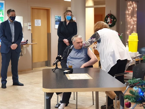 Þorleifur Hauksson fær bólusetningu við COVID-19 fyrstur íbúa á hjúkrunarheimili