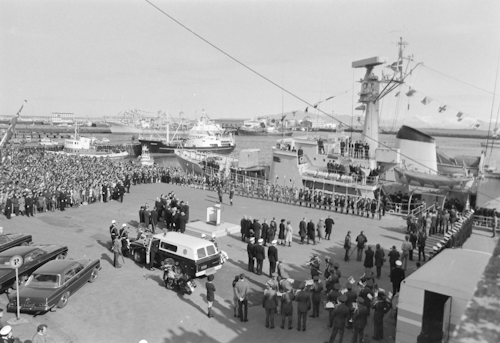 Mikill mannfjöldi safnaðist saman á Miðbakka Reykjavíkurhafnar þann 21. apríl 1971 þegar Vædderen lagðist að bryggju með Flateyjarbók og Konungsbók Eddukvæða um borð.
