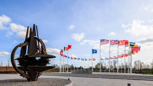 Fánaborgin við höfuðstöðvar Atlantshafsbandalagsins í Brussel.
