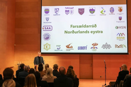 Guðmundur Ingi Kristinsson, mennta- og barnamálaráðherra, ávarpar samkomuna í Hofi á Akureyri