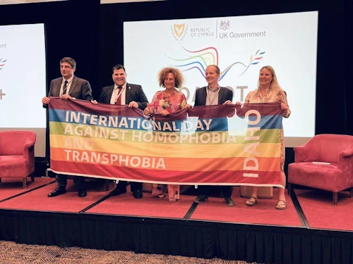 Ísland tekur við IDAHOT fánanum af fulltrúum Breta og Kýpur við hátíðlega athöfn