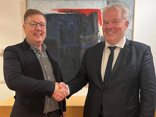 Breki Karlsson, formaður neytendasamtakanna, og Sigurður Ingi Jóhannsson, innviðaráðherra, handsala samninginn.
