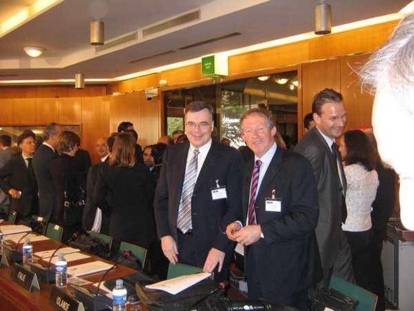 Mynd með fréttatilkynningu 6/2005. Slegið á létta strengi á fjármálaráðherrafundi OECD, Geir H. Haarde fjármálaráðherra og Tom Parlon varafjármálaráðherra Írlands.