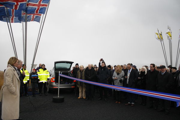 Innanríkissráðherra vígði nýjan kafla á Norðausturvegi í dag. Innanríkissráðherra vígði nýjan kafla á Norðausturvegi í dag.